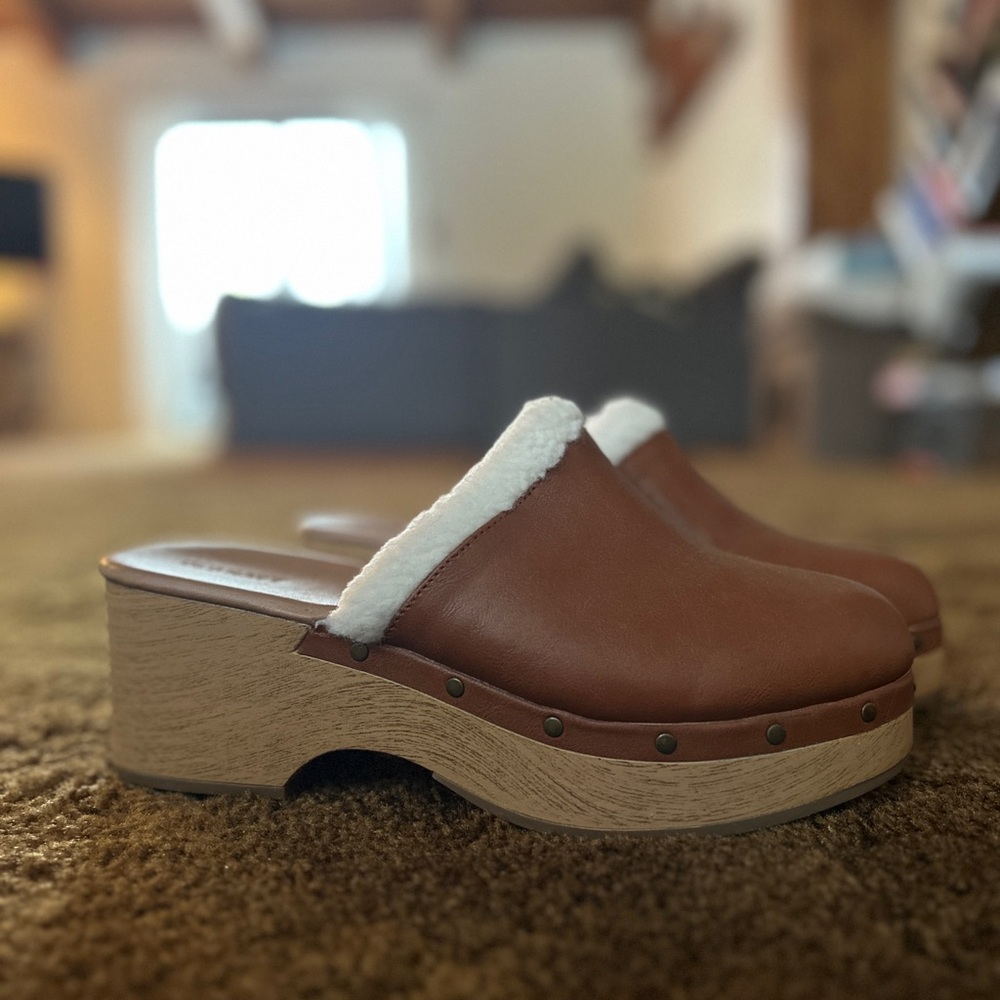 Old Navy Tan Clogs with White Shearling Trim